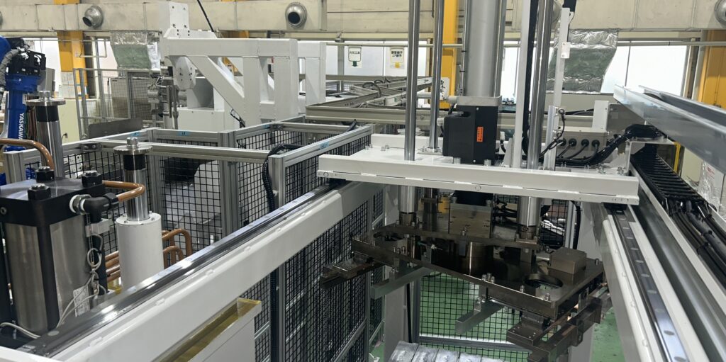 アルミインゴットを把持して搬送する自動化機構(三明機工の自動化設備例)