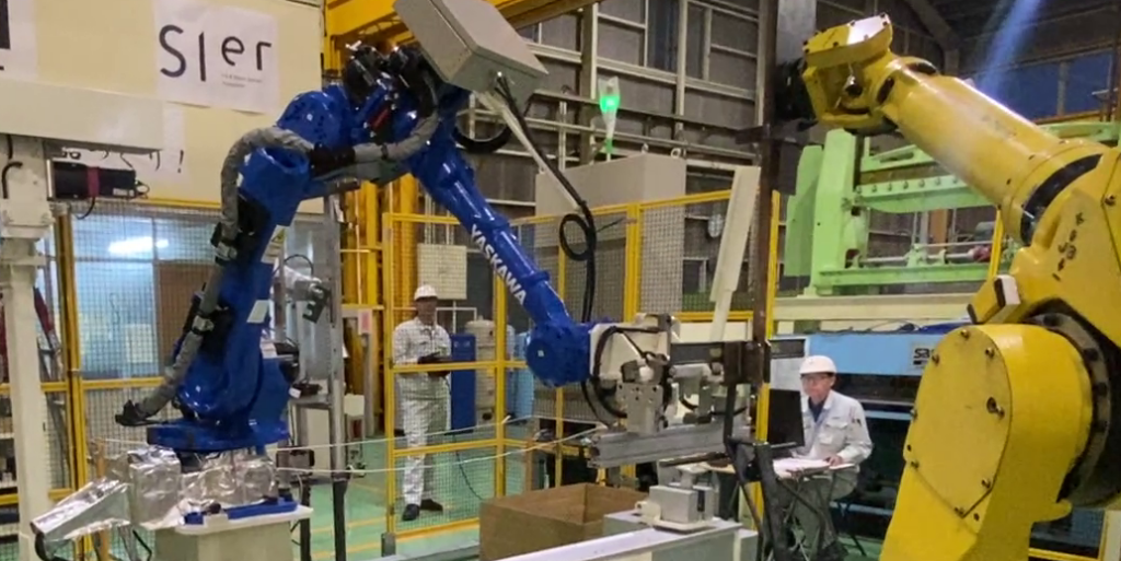ロボット2台を用いた搬送・組付け工程の自動化設備(三明機工)