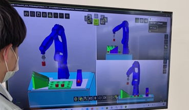 デジタルトレーナーによるロボット動作シミュレーション画面(仮想環境でのティーチング教育)