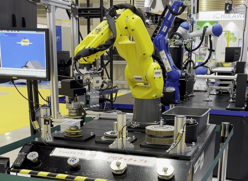 研磨工程における工具交換を自動化したロボットデモ機（三明機工）