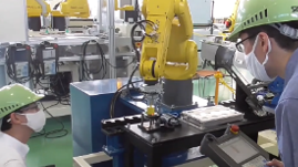 ロボット作業を現場で確認する様子(ロボット教育・ティーチング作業の実例)