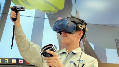 VRで工場設備のレイアウトや自動化システムを体験している様子