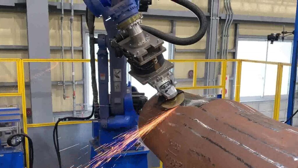 鋳物の仕上げ工程でグラインダ作業を行うロボットシステム