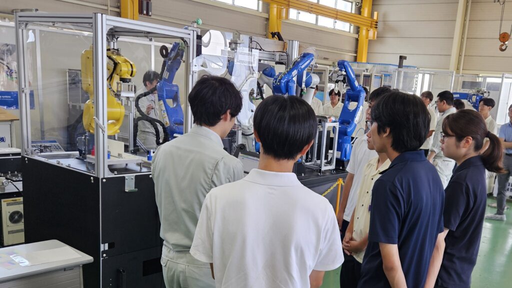 三明機工VRSCで産業用ロボットシステムの説明を受けるロボットアイデア甲子園参加者
